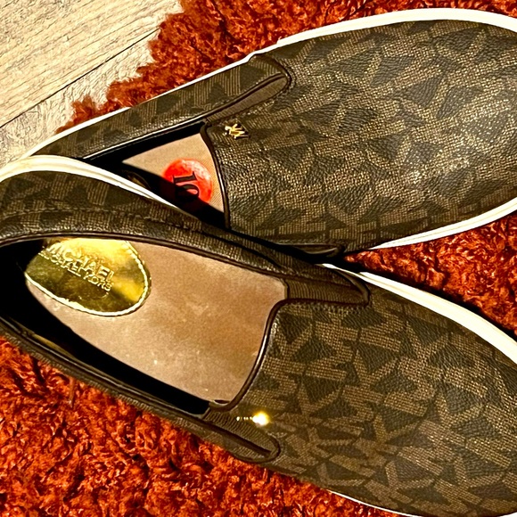 Women’s Shoes, Attire, Handbags - Picture 14 of 16